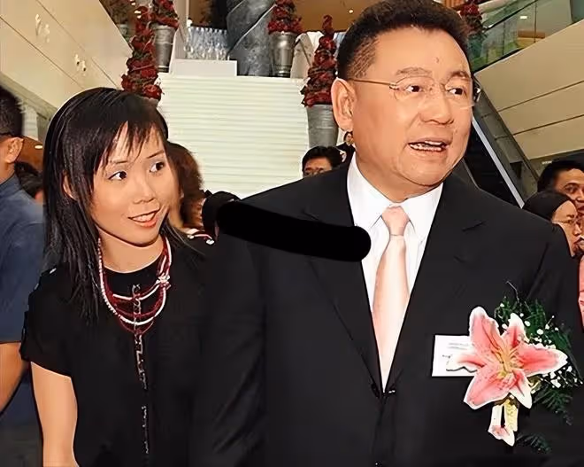 劉秀盈曬父親劉鑾雄送的花，被網友嘲笑：他送你妹妹的是10億豪宅