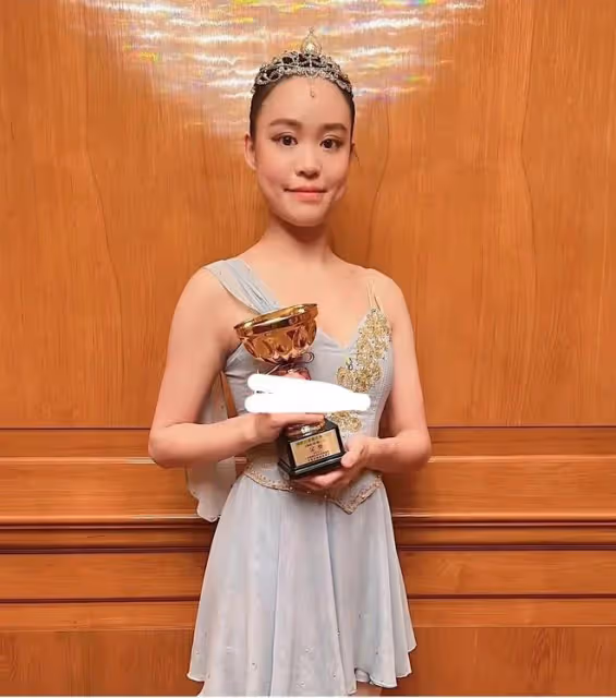 劉秀盈曬父親劉鑾雄送的花，被網友嘲笑：他送你妹妹的是10億豪宅