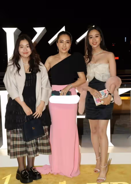 劉秀盈曬父親劉鑾雄送的花，被網友嘲笑：他送你妹妹的是10億豪宅