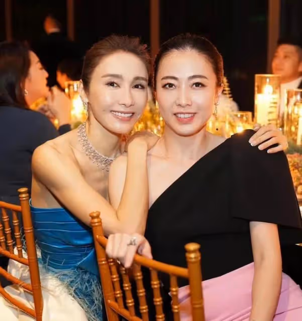 劉秀盈曬父親劉鑾雄送的花，被網友嘲笑：他送你妹妹的是10億豪宅