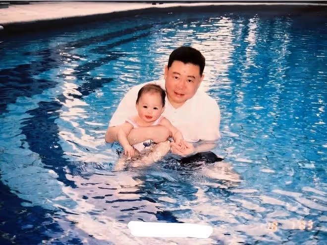 劉秀盈曬父親劉鑾雄送的花，被網友嘲笑：他送你妹妹的是10億豪宅