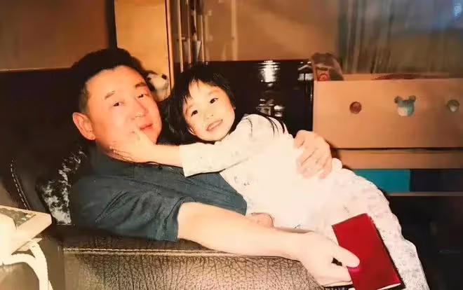 劉秀盈曬父親劉鑾雄送的花，被網友嘲笑：他送你妹妹的是10億豪宅