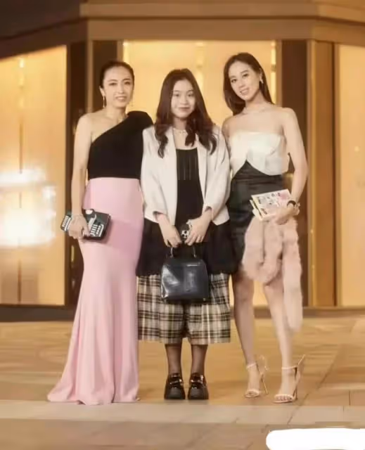 劉秀盈曬父親劉鑾雄送的花，被網友嘲笑：他送你妹妹的是10億豪宅