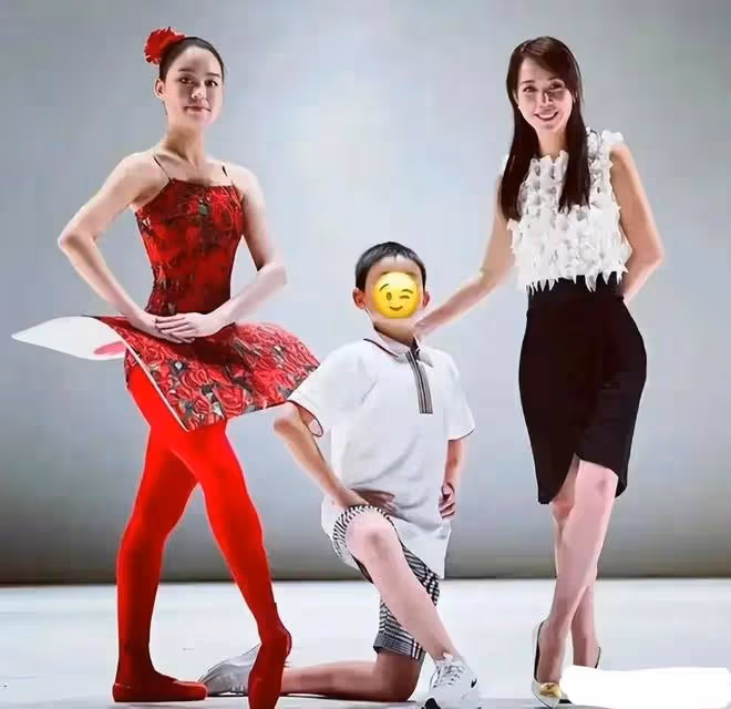 劉秀盈曬父親劉鑾雄送的花，被網友嘲笑：他送你妹妹的是10億豪宅