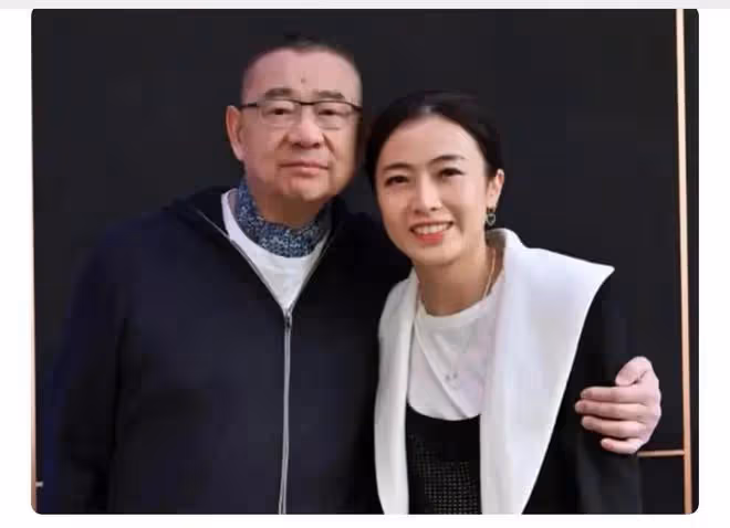 劉秀盈曬父親劉鑾雄送的花，被網友嘲笑：他送你妹妹的是10億豪宅