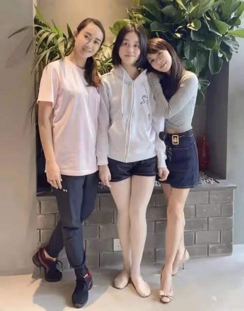 劉秀盈曬父親劉鑾雄送的花，被網友嘲笑：他送你妹妹的是10億豪宅