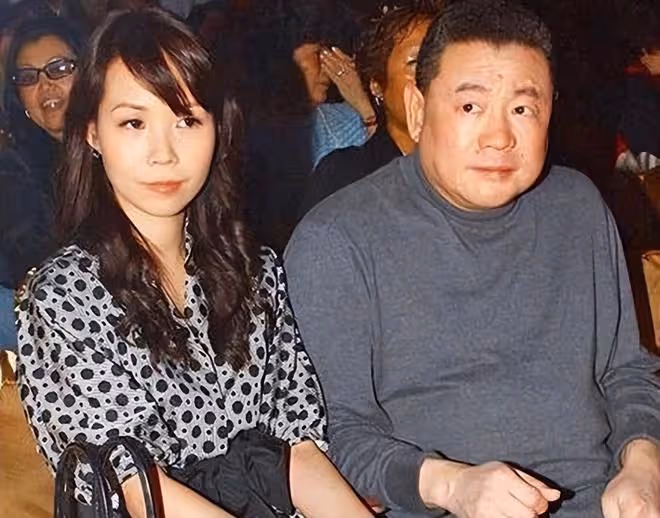 呂麗君精心打扮看女兒表演，劉鑾雄高調送花給劉秀盈，破不和傳聞