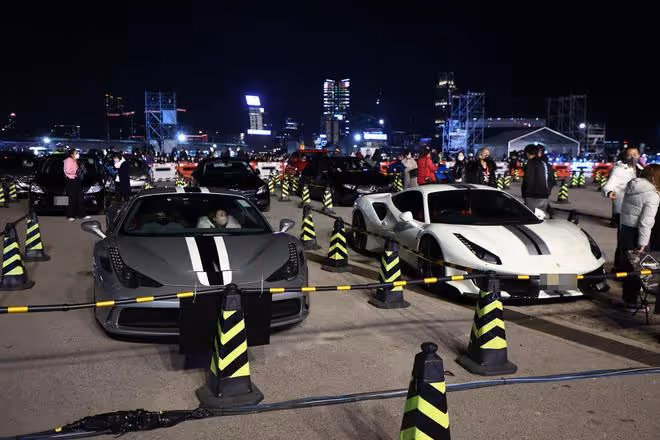56歲黎明開露天演唱會，現場豪車雲集太壯觀，停車位售價達1.3萬