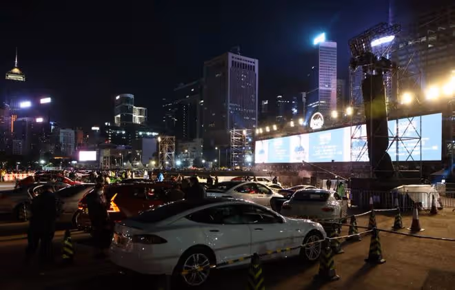 56歲黎明開露天演唱會，現場豪車雲集太壯觀，停車位售價達1.3萬