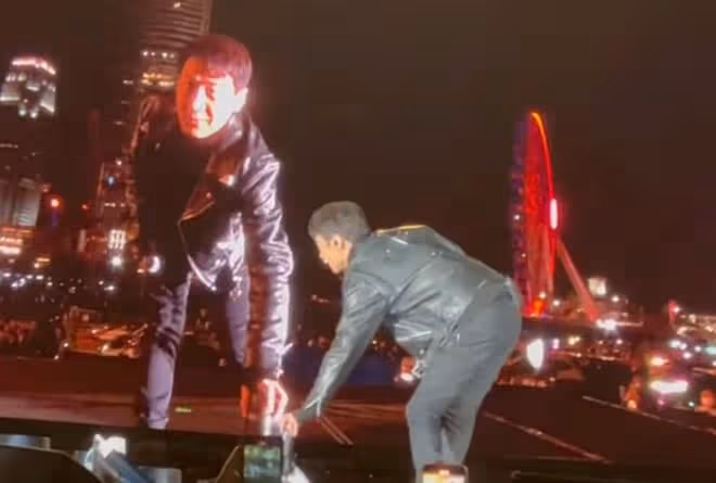 56歲黎明開露天演唱會，現場豪車雲集太壯觀，停車位售價達1.3萬
