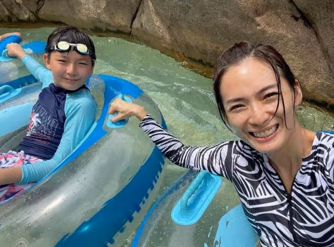 47歲「何仙姑」鄭秀珍近照曝光，離婚多年帶兒子一起幸福生活