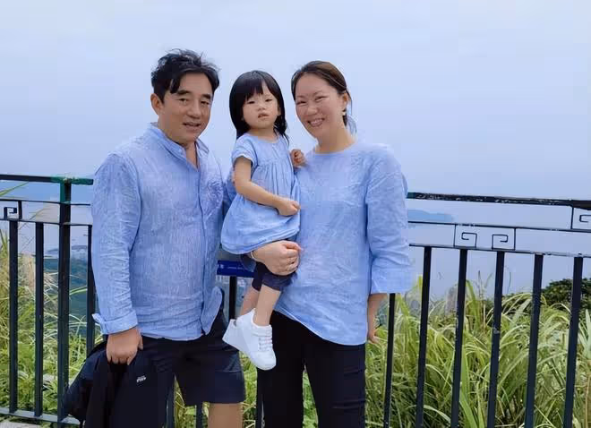 58歲呂方近照發福明顯，老來得女十分寵愛，一家三口低調過生活