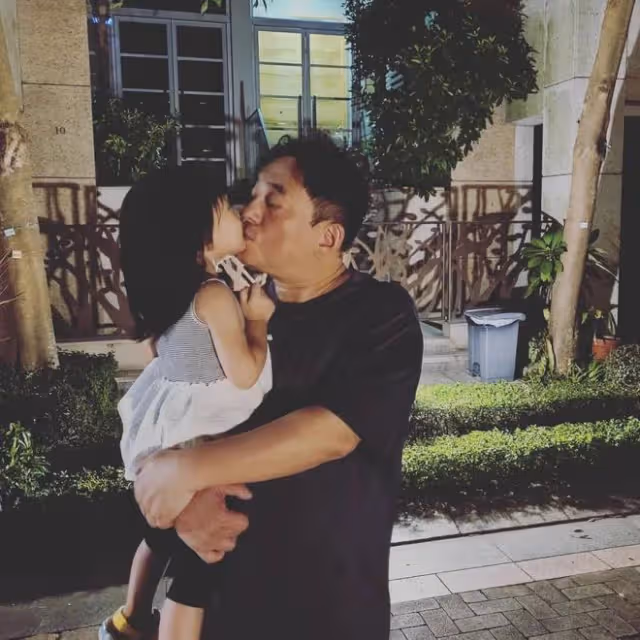 58歲呂方近照發福明顯，老來得女十分寵愛，一家三口低調過生活