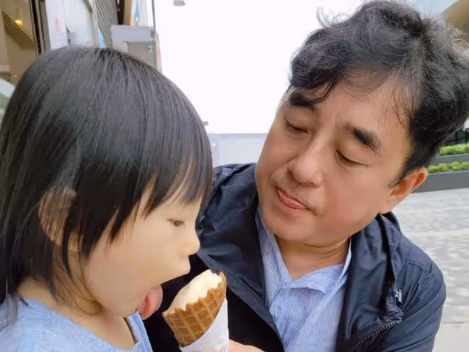 58歲呂方近照發福明顯，老來得女十分寵愛，一家三口低調過生活
