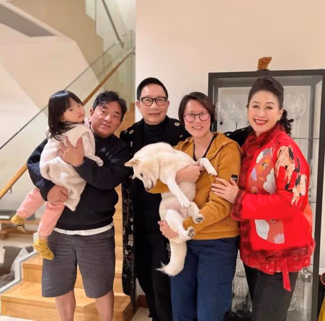 58歲呂方近照發福明顯，老來得女十分寵愛，一家三口低調過生活