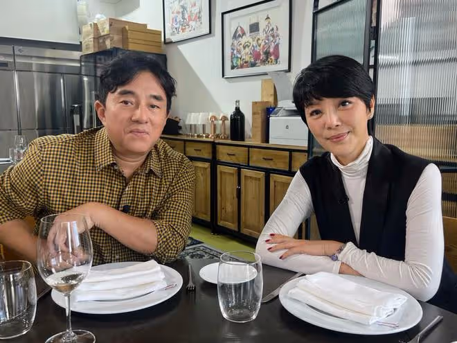 58歲呂方近照發福明顯，老來得女十分寵愛，一家三口低調過生活