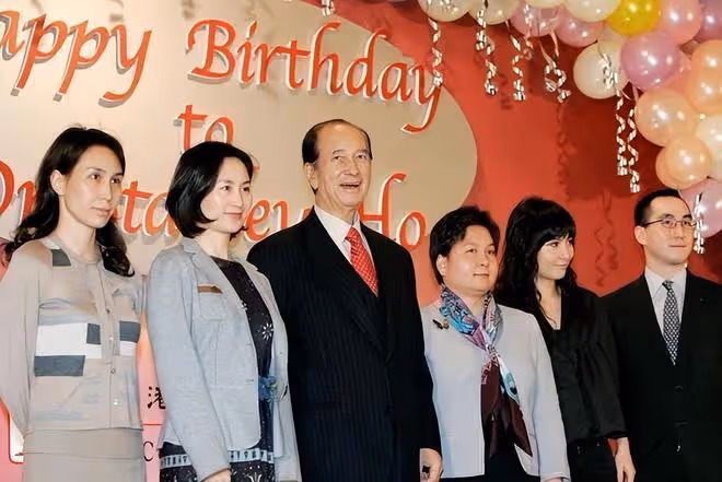 恭喜！何超瓊和四太出席簽約儀式，再續澳門娛樂10年經營權