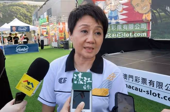 恭喜！何超瓊和四太出席簽約儀式，再續澳門娛樂10年經營權