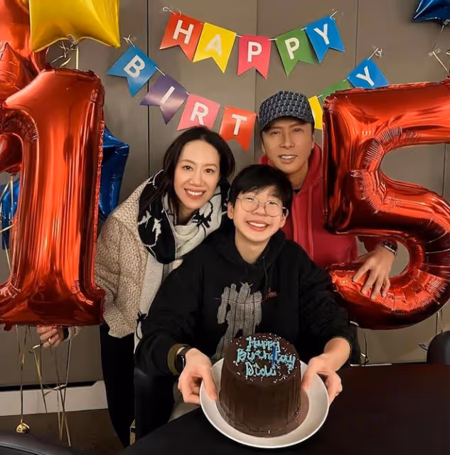 甄子丹汪詩詩陪兒子慶祝生日，15歲的甄濟嘉長相隨媽媽