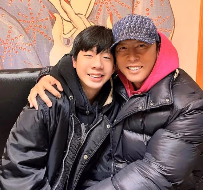 甄子丹汪詩詩陪兒子慶祝生日，15歲的甄濟嘉長相隨媽媽
