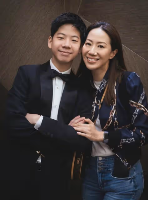 甄子丹汪詩詩陪兒子慶祝生日，15歲的甄濟嘉長相隨媽媽