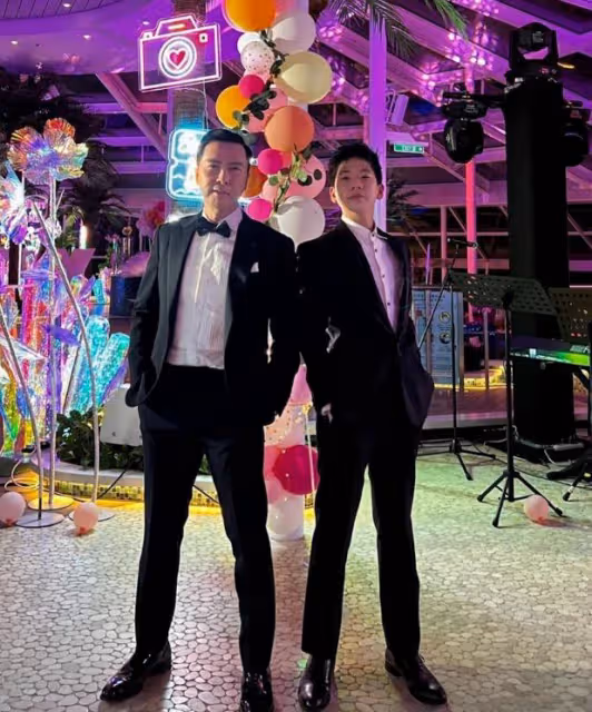 甄子丹汪詩詩陪兒子慶祝生日，15歲的甄濟嘉長相隨媽媽