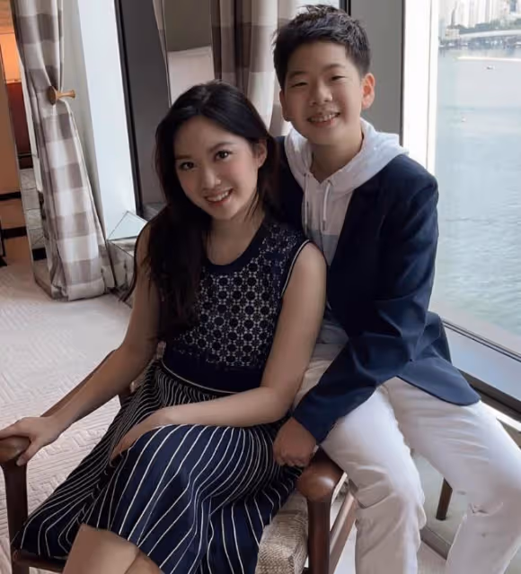 甄子丹汪詩詩陪兒子慶祝生日，15歲的甄濟嘉長相隨媽媽