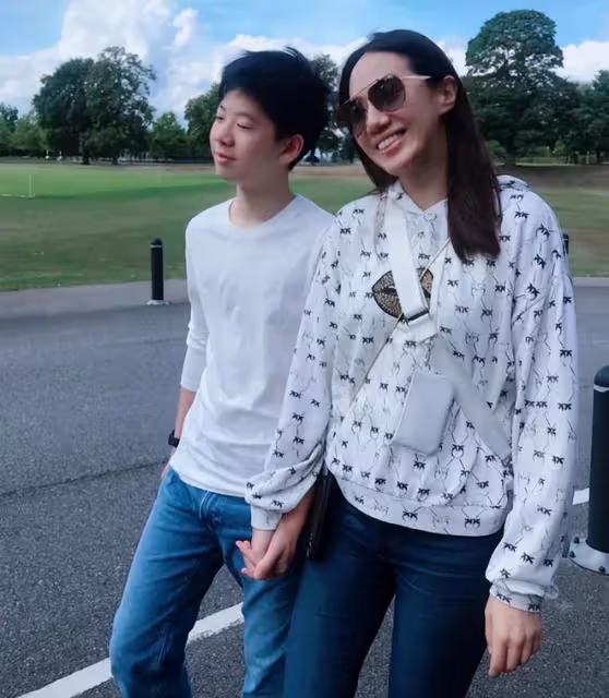 甄子丹汪詩詩陪兒子慶祝生日，15歲的甄濟嘉長相隨媽媽