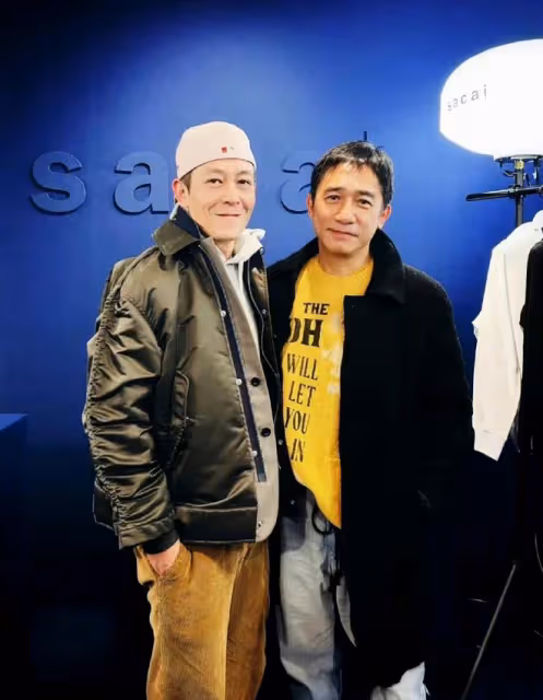 梁朝偉和陳冠希在潮流活動上偶遇，一起合影一點也不顯老