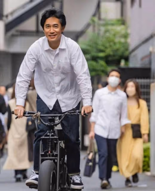 梁朝偉和陳冠希在潮流活動上偶遇，一起合影一點也不顯老
