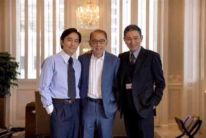 梁朝偉和陳冠希在潮流活動上偶遇，一起合影一點也不顯老