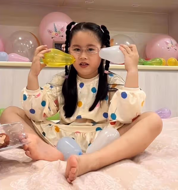 余苑綺離世5個月，5歲女兒不敢看媽媽照片，深夜獨自在房間哭泣
