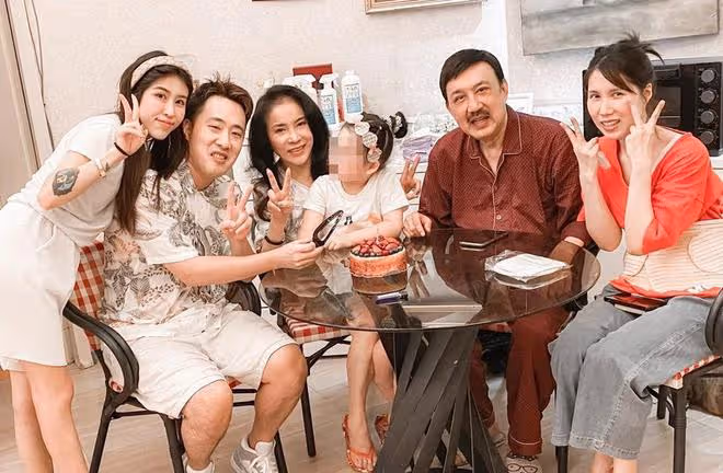 余苑綺離世5個月，5歲女兒不敢看媽媽照片，深夜獨自在房間哭泣