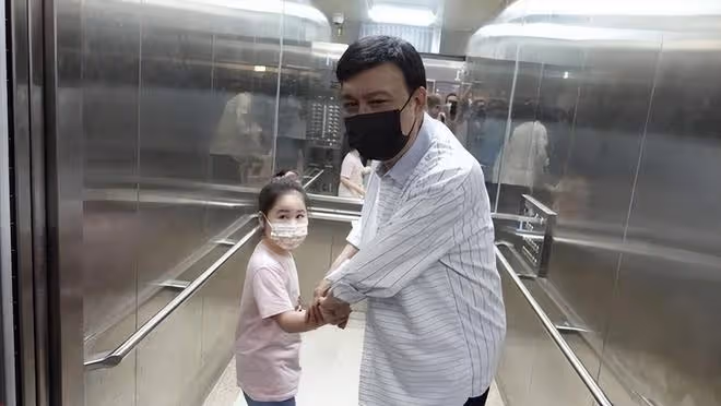 余苑綺離世5個月，5歲女兒不敢看媽媽照片，深夜獨自在房間哭泣