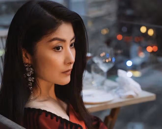 陳慧琳穿紅裙迎接聖誕節，50歲的個人狀態不輸李嘉欣
