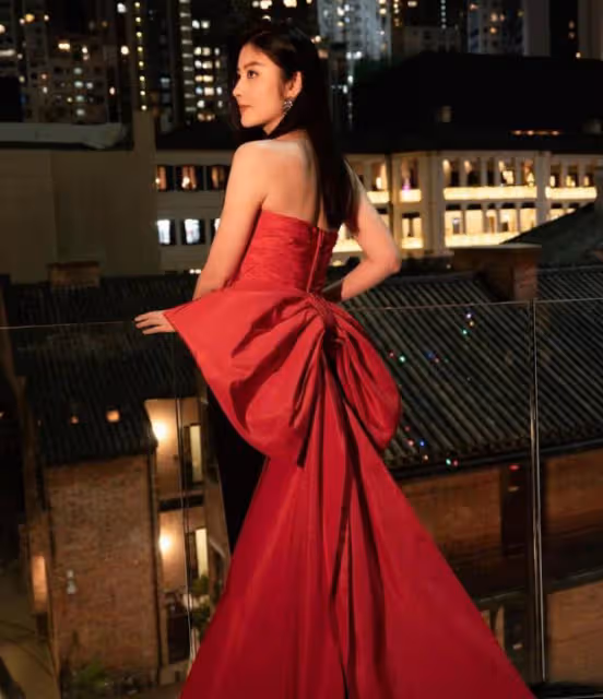 陳慧琳穿紅裙迎接聖誕節，50歲的個人狀態不輸李嘉欣