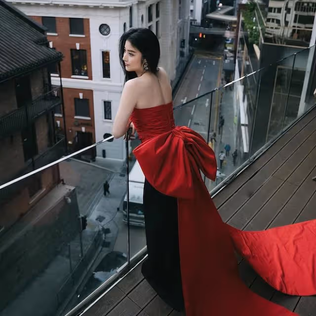 陳慧琳穿紅裙迎接聖誕節，50歲的個人狀態不輸李嘉欣