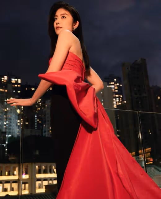 陳慧琳穿紅裙迎接聖誕節，50歲的個人狀態不輸李嘉欣