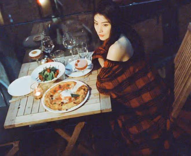 陳慧琳穿紅裙迎接聖誕節，50歲的個人狀態不輸李嘉欣