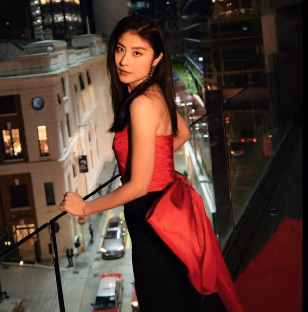 陳慧琳穿紅裙迎接聖誕節，50歲的個人狀態不輸李嘉欣