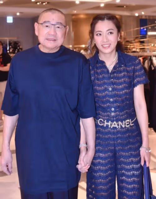 劉鑾雄大女兒豪宅中跳芭蕾，5米高的聖誕樹格外搶鏡