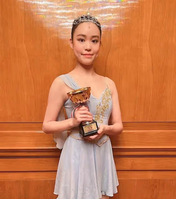 劉鑾雄大女兒豪宅中跳芭蕾，5米高的聖誕樹格外搶鏡