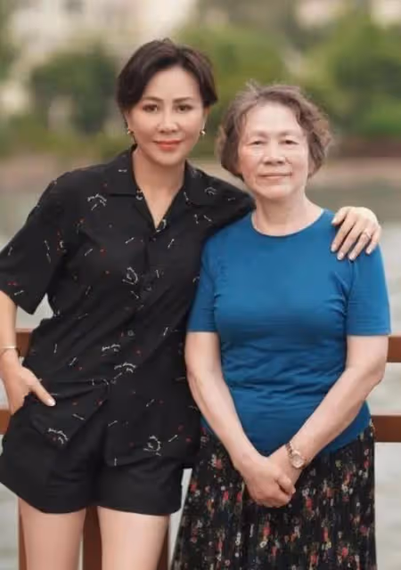 劉嘉玲77歲母親狀態好，母女合影像姐妹，富貴氣質盡顯