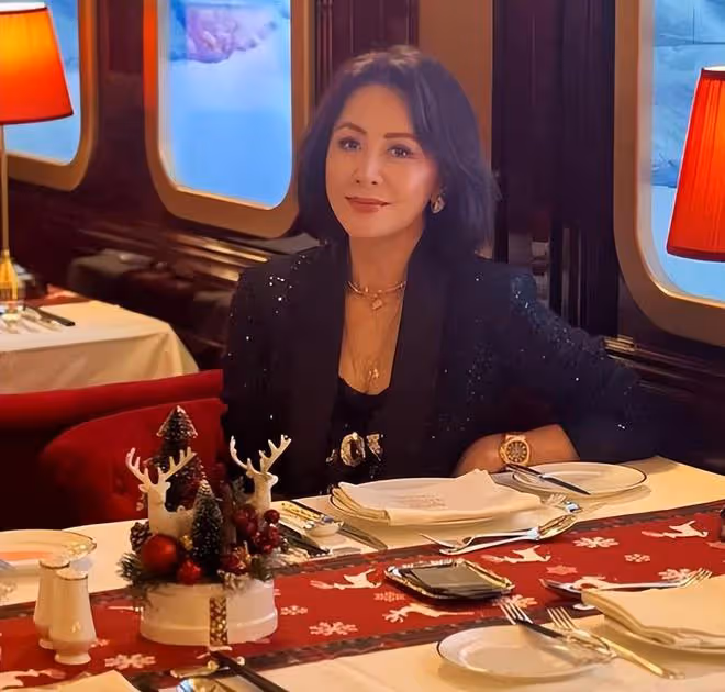 劉嘉玲77歲母親狀態好，母女合影像姐妹，富貴氣質盡顯