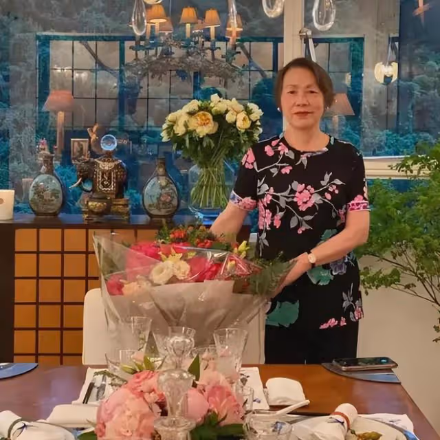 劉嘉玲77歲母親狀態好，母女合影像姐妹，富貴氣質盡顯