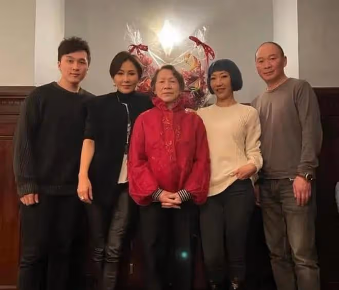 劉嘉玲77歲母親狀態好，母女合影像姐妹，富貴氣質盡顯