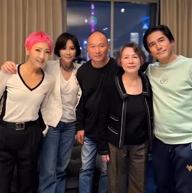 劉嘉玲77歲母親狀態好，母女合影像姐妹，富貴氣質盡顯