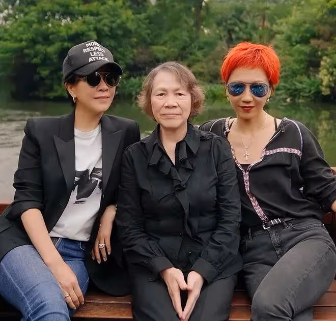 劉嘉玲77歲母親狀態好，母女合影像姐妹，富貴氣質盡顯