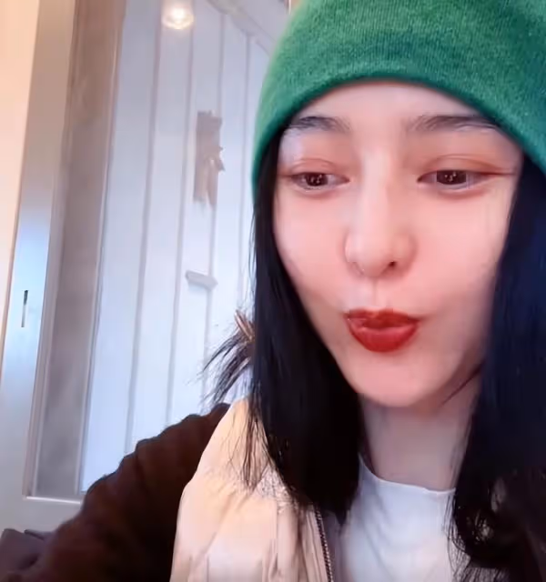 41歲的冰冰和媽媽喝下午茶，仍舊美艷動人，品嘗甜點貴氣十足