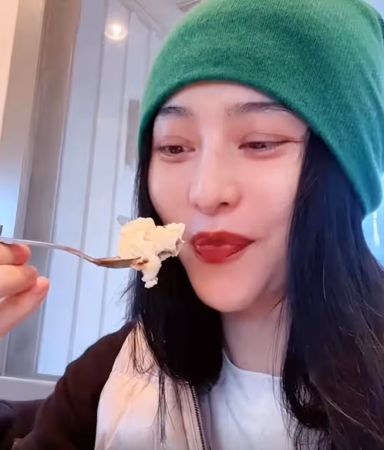 41歲的冰冰和媽媽喝下午茶，仍舊美艷動人，品嘗甜點貴氣十足